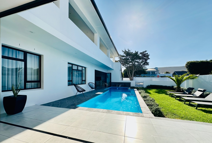 9 Bedroom Property for Sale in Westcliff Western Cape
